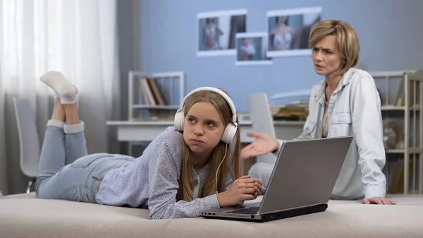 Mom Arguing Daughter Spending Too Much Time Internet Misunderstanding — Stock Photo, Image