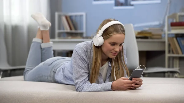Delighted Teenage Girl Wearing Headphones Listening Music Relaxation Time — Stock Photo, Image