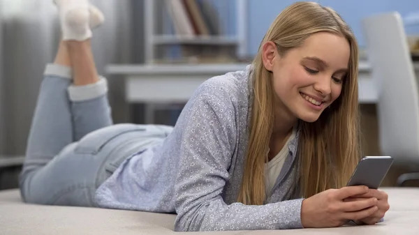 Sorrindo Menina Adolescente Usando Telefone Assistindo Vídeos Bonitos Divertindo Procrastinação — Fotografia de Stock