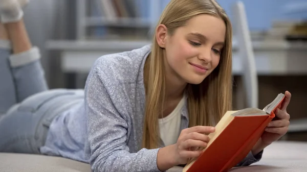 Teenage Girl Reading Book Dreaming Romantic Love Imagining Heroic Man — Stock Photo, Image
