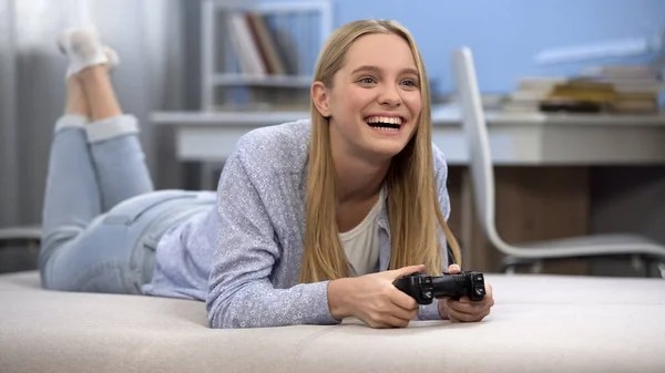 Sonriente Adolescente Gamer Jugando Juego Con Joystick Feliz Ganar Positividad —  Fotos de Stock