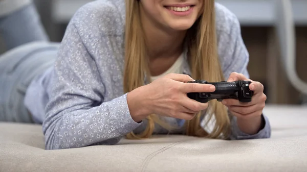 Szczęśliwa Dziewczyna Bawi Się Joystick Bezprzewodowy Gra Hobby Przesyłania Strumieniowego — Zdjęcie stockowe