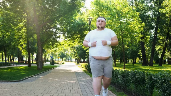 Толстый Молодой Человек Бегает Парке Понятие Ожирения Борется Неуверенностью — стоковое фото