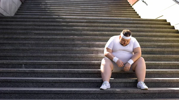 Gros Homme Assis Dans Les Escaliers Après Jogging Sans Foi — Photo