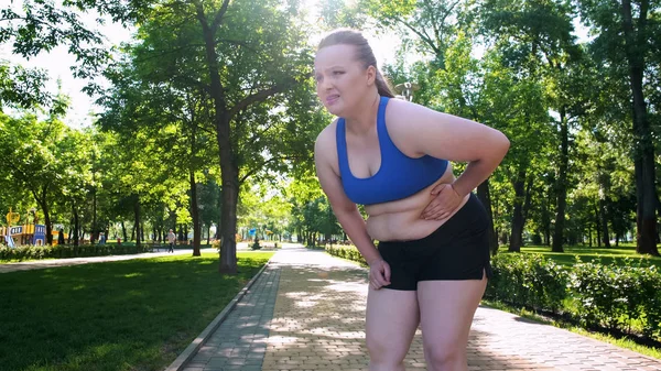 徹底的なトレーニング カロリー燃焼の後太った女性感腹痛 — ストック写真