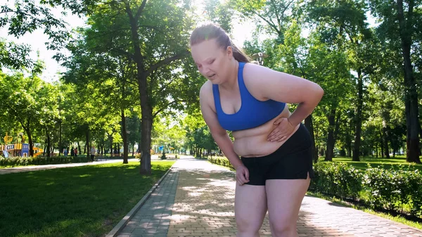 Menina Gorda Lutando Com Dor Estômago Depois Correr Exercitar Parque — Fotografia de Stock