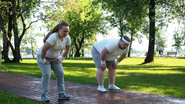 Mannen Och Kvinnan Trött Efter Jogga Parken Fitness Viktminskningsprogram Cardio — Stockfoto