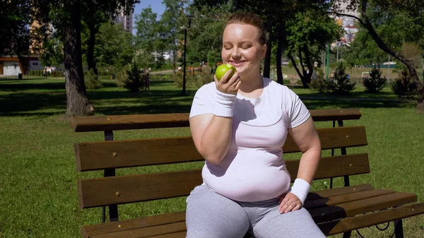 Menina Obesa Comer Maçã Após Correr Dieta Saudável Almoço Adequado — Fotografia de Stock