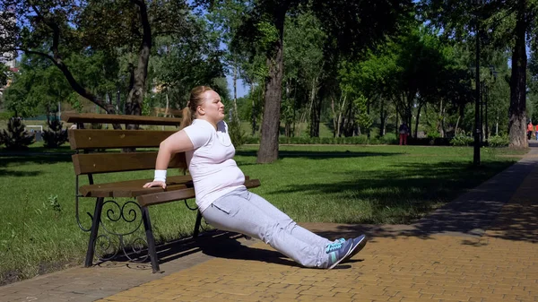 Ожирение Девушка Упражнения Скамейке Парке Трудолюбие Спорт Доступны Любом Месте — стоковое фото