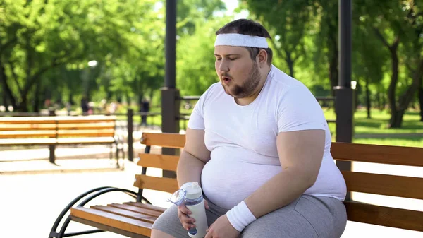 Tlustý Muž Těžce Dýchal Pití Aminokyselin Intenzivním Tréninku — Stock fotografie