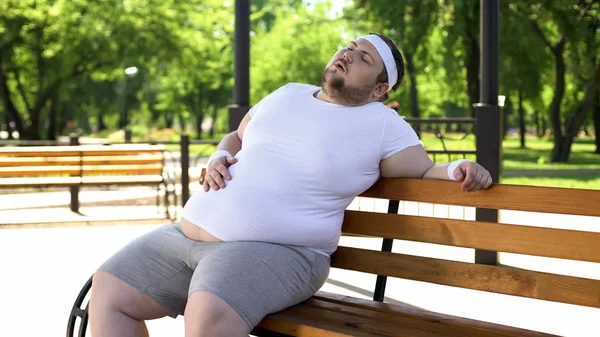 Elhízott Ember Úgy Érzi Fájdalom Oldalán Után Intenzív Edzés Szabadban — Stock Fotó