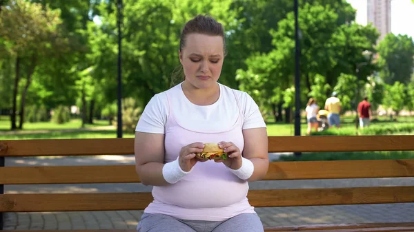 Fat Girl Struggles Temptation Eat Burger Prefer Junk Food Willpower — Stock Photo, Image