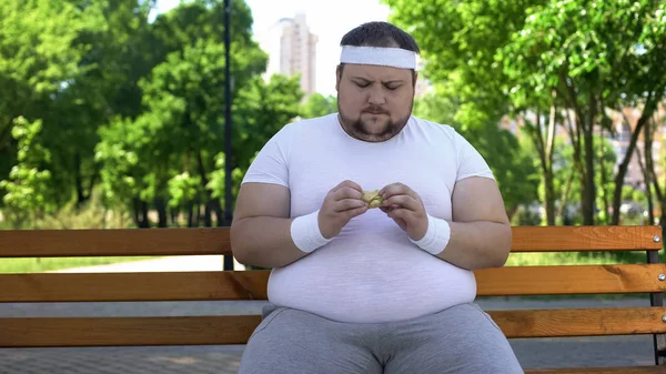 생활에 탐닉에에서 뚱뚱한 사람을 햄버거 — 스톡 사진