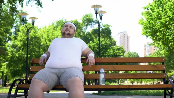 Впевнений Товстий Чоловік Сидить Парку Відчуває Себе Щасливим Задоволеним Життям — стокове фото