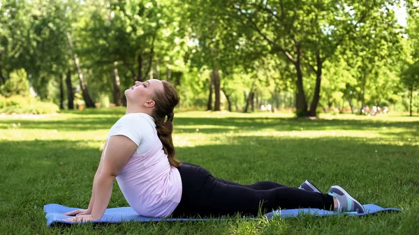 Fett Kvinna Utövar Yoga Park Drömmer Att Vara Smal Asana — Stockfoto