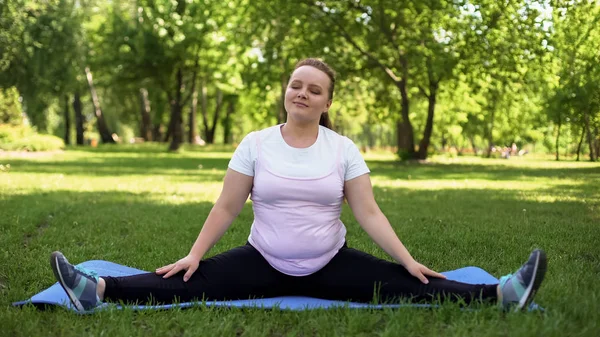 Fet Kvinna Njuter Gör Yoga Park Fitness Motivation Aktiv Livsstil — Stockfoto