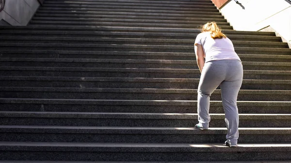 Difficile Monter Les Escaliers Pour Une Fille Obèse Victoire Sur — Photo