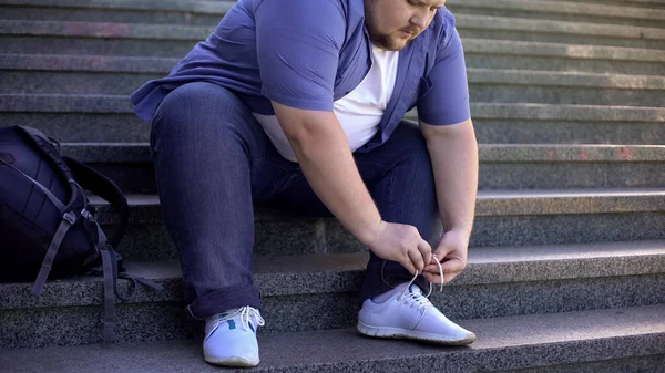 Difícil Para Jovem Gordo Amarrar Atacadores Desafios Que Pessoas Obesas — Fotografia de Stock