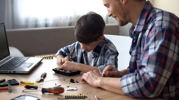 Father Son Repairing Small Household Appliances Support Reliance — Stock Photo, Image