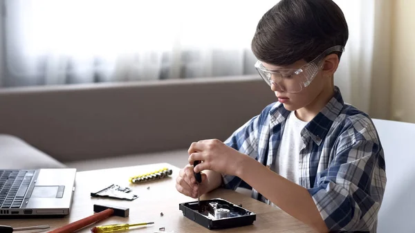 Lindo Niño Sentado Mesa Desenroscando Unidad Disco Duro Hobby —  Fotos de Stock