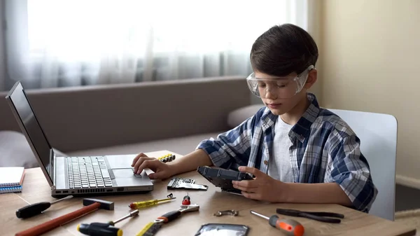 Neugieriger Junge Schutzbrille Auf Der Suche Nach Hdd Anleitungen Laptop — Stockfoto