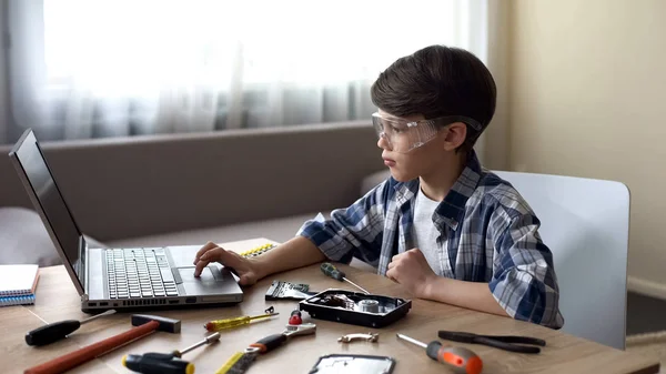 Okos Fiú Keres Hdd Utasításokat Laptop Védőszemüveg Hobbi — Stock Fotó