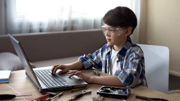 Genius Child Safety Glasses Searching Online Instructions Details — Stock Photo, Image