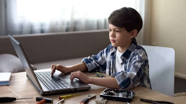 Pré Escolar Masculino Inteligente Procura Instruções Disco Rígido Laptop Hobby — Fotografia de Stock