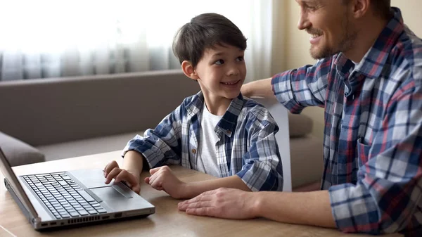 Stolzer Vater Und Sein Sohn Kaufen Online Laptop Ein Technologien — Stockfoto