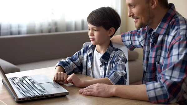 Happy Father His Son Shopping Online Laptop Computer Technologies — Stock Photo, Image