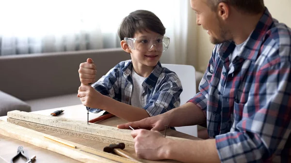 Daddy Teaching His Smiling Son Carpentry Little Boy Using Screwer — Stock Photo, Image