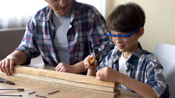 Niño Atento Martillando Clavos Tablón Madera Padre Apoyando Hijo — Foto de Stock