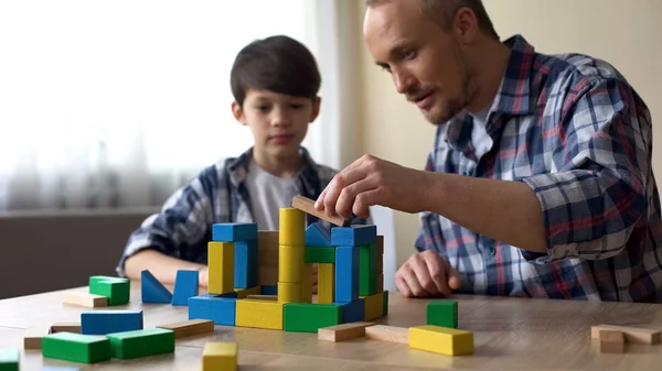 Cuidar Papai Seu Filho Sorridente Jogando Cubos Brinquedo Coloridos Casa — Fotografia de Stock