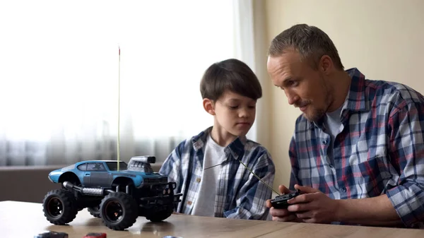 Vater Und Sohn Bedienen Ferngesteuertes Auto Freizeitaktivitäten Geburtstagsgeschenk — Stockfoto