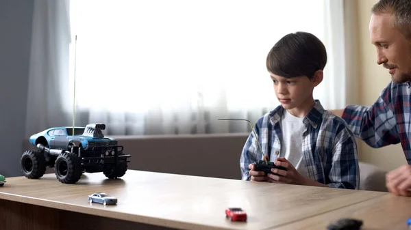 Lindo Niño Padre Operando Coche Controlado Por Radio Casa Tecnologías —  Fotos de Stock