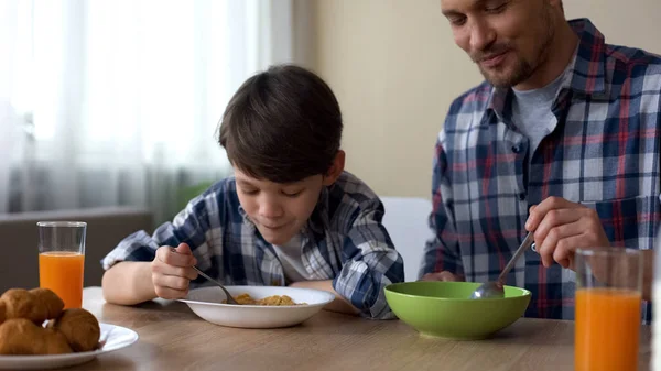 Приємний Син Батько Їдять Смачні Кукурудзяні Пластівці Сніданок Ранкова Традиція — стокове фото