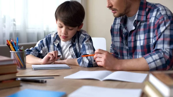 Vader Zoon Samen Huiswerk Papa Uitleggen Taak Schoolonderwijs — Stockfoto