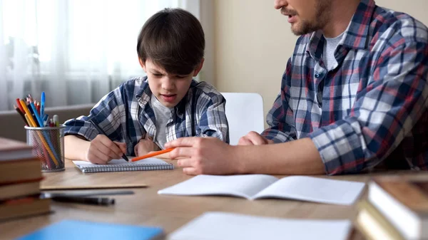 Apa Ült Asztalnál Így Szeszélyes Fiát Hogy Csinál Lecke Oktatás — Stock Fotó