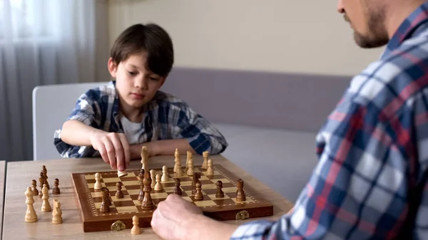 小儿子在家和父亲下棋 休闲活动 童年爱好 — 图库照片