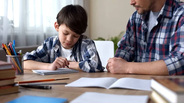 Vater Beschimpft Sohn Lässt Ihn Hausaufgaben Machen Junge Beginnt Aufgabe — Stockfoto