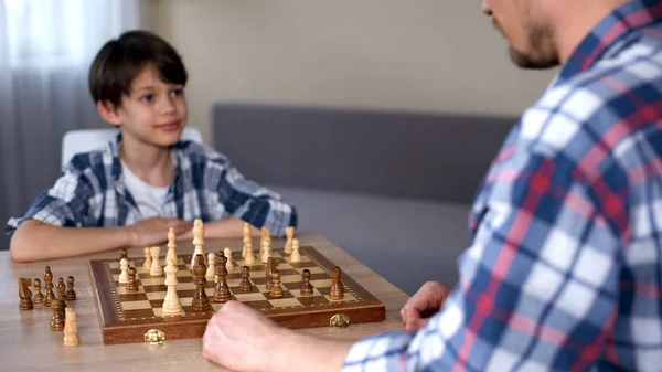 小聪明的男孩赢了下棋 高兴地看着父亲 最喜欢的爱好 — 图库照片
