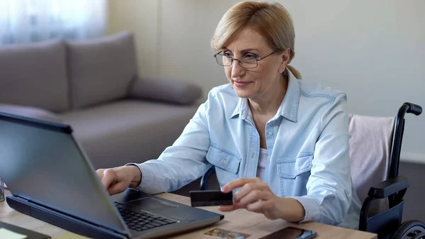 Seniorin Gibt Kreditkartennummer Auf Laptop Ein Service Für Behinderte — Stockfoto
