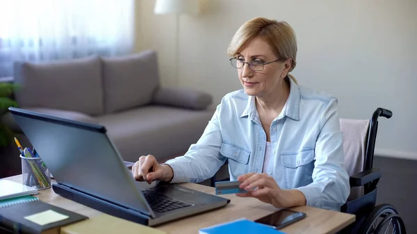 Gehandicapte Senior Dame Kaartnummer Invoeren Laptop Kopen Online Shop — Stockfoto