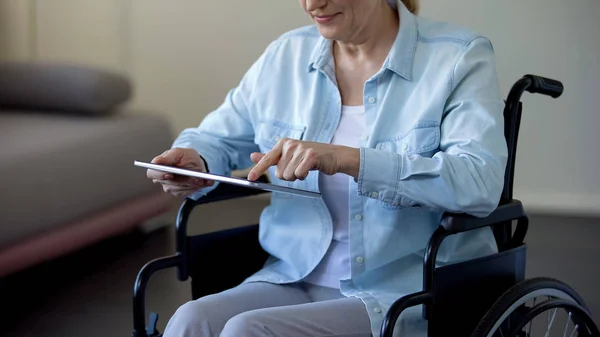 할머니는 휠체어에 스크롤 태블릿에 가제트 — 스톡 사진
