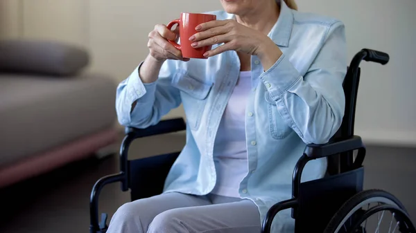 Mujer Mayor Silla Ruedas Bebiendo Pensionista Relajándose Casa Ocio — Foto de Stock