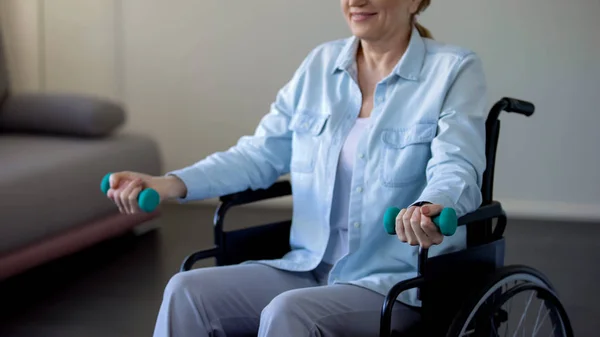 Señora Madura Sentada Silla Ruedas Tratando Levantar Pesas Rehabilitación —  Fotos de Stock