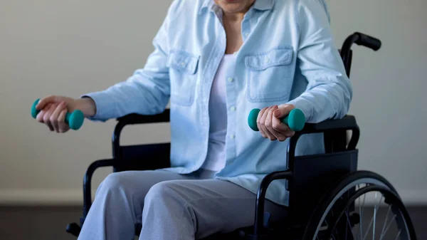 Kobieta Średnim Wieku Wózku Inwalidzkim Trudno Próbując Podnieść Hantle Rehabilitacja — Zdjęcie stockowe
