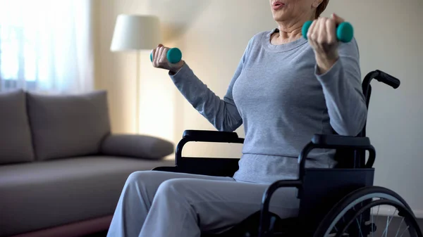 Senior Mulher Cadeira Rodas Levantando Halteres Fazendo Exercícios Casa Recuperação — Fotografia de Stock