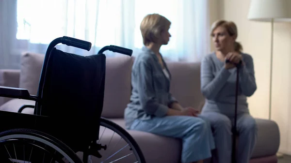 Cuidar Filha Conversando Com Mãe Idosa Com Deficiência Casa Reabilitação — Fotografia de Stock