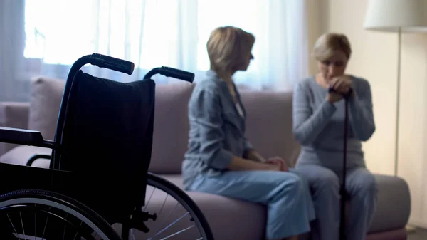 Enfermera Hablando Con Mujer Mayor Discapacitada Deprimida Centro Rehabilitación — Foto de Stock